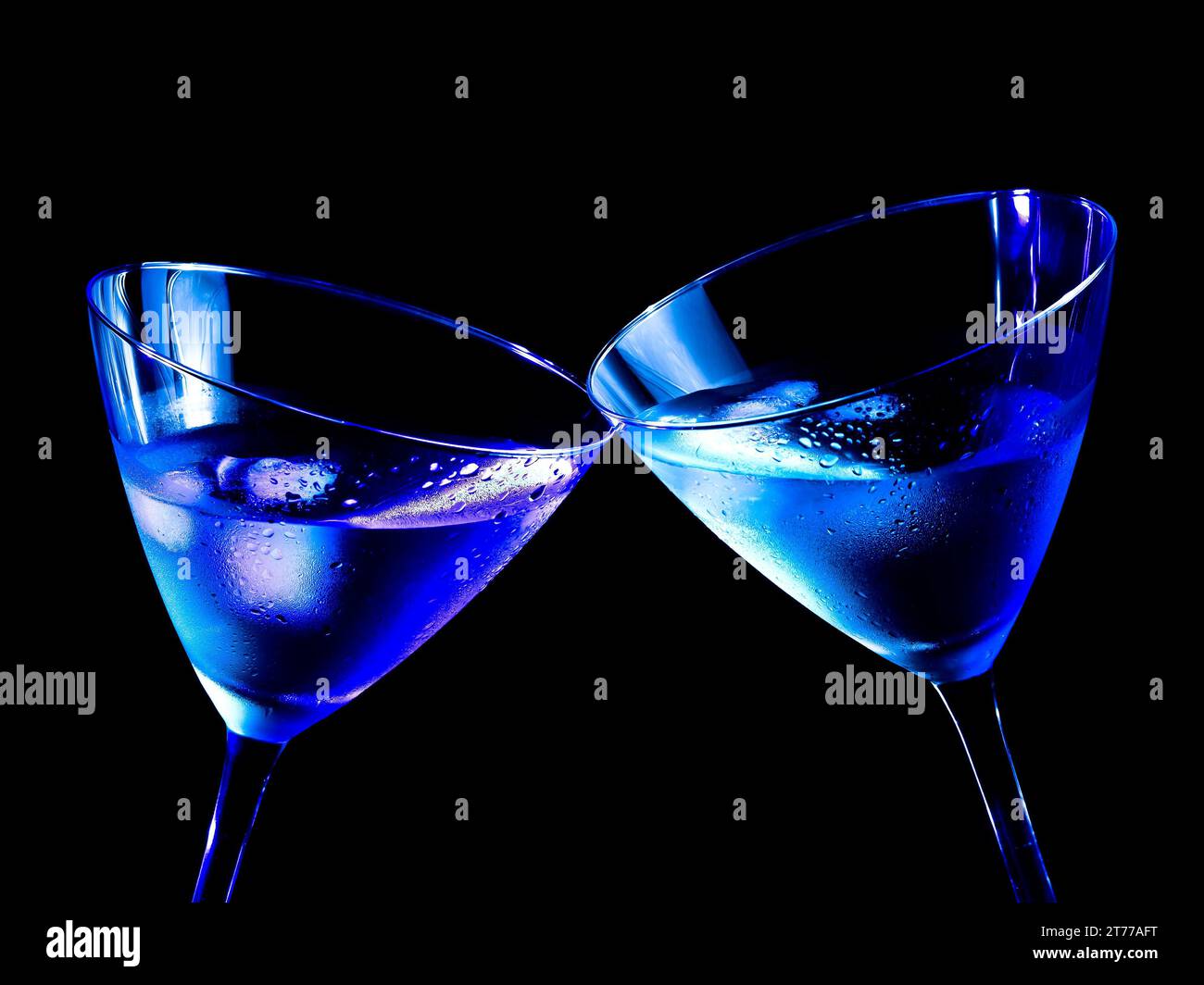 Zwei Gläser frischer Cocktail mit Eis machen Anfeuerungen auf blauem Licht mit Platz für Text Stockfoto