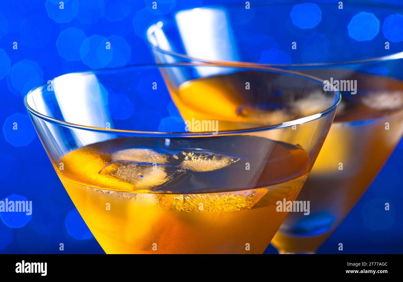 Detail der Gläser des frischen Cocktails mit Eis auf blauem hellem Hintergrund Stockfoto