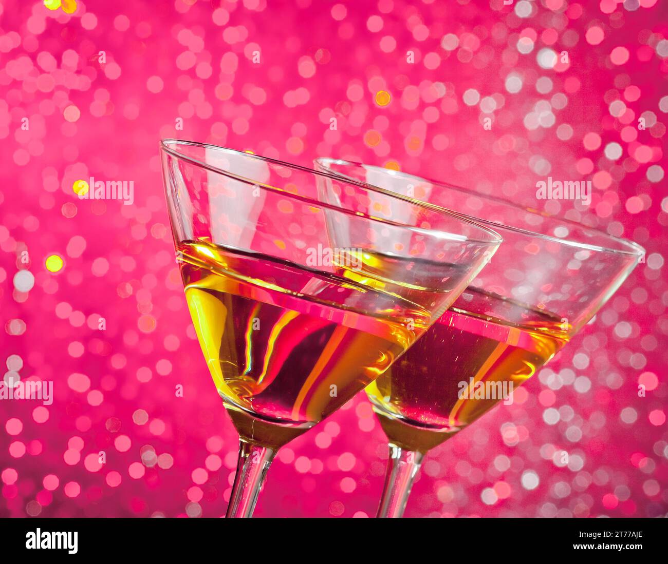Detail der geneigten Gläser Cocktail auf Bartisch auf rosafarbenem heller Bokeh-Hintergrund Stockfoto
