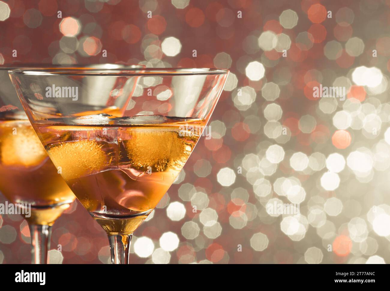 Ein paar Gläser frischer Cocktail mit Eis auf hellem Bokeh-Hintergrund mit Platz für Text Stockfoto
