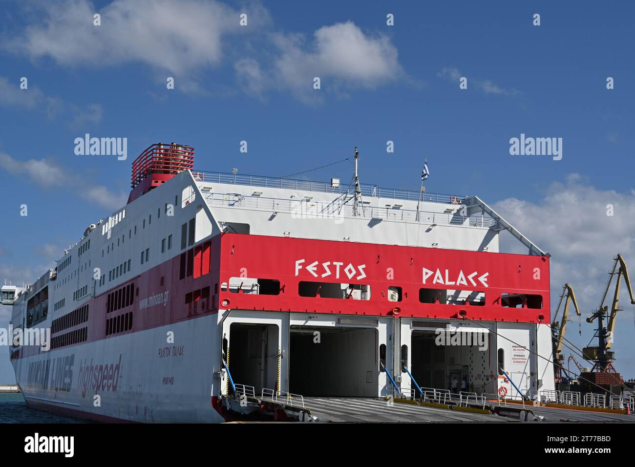 Das Flaggschiff der Minoan Lines, die Kreuzfahrtfähre mit dem Namen Festos Palace, hat einen roten und weißen Rumpf und liegt im Hafen von Heraklion auf Kreta. Stockfoto