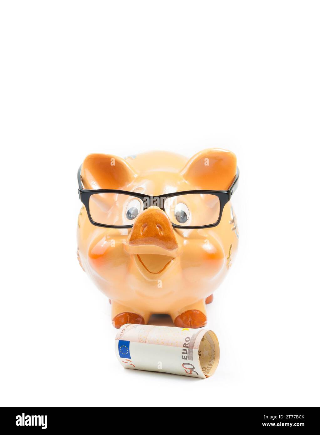 Schweinebank mit Gläsern in der Nähe von 50 Euro-Banknote auf weißem Hintergrund mit Platz für Text, Konzept für Unternehmen und Geld sparen Stockfoto