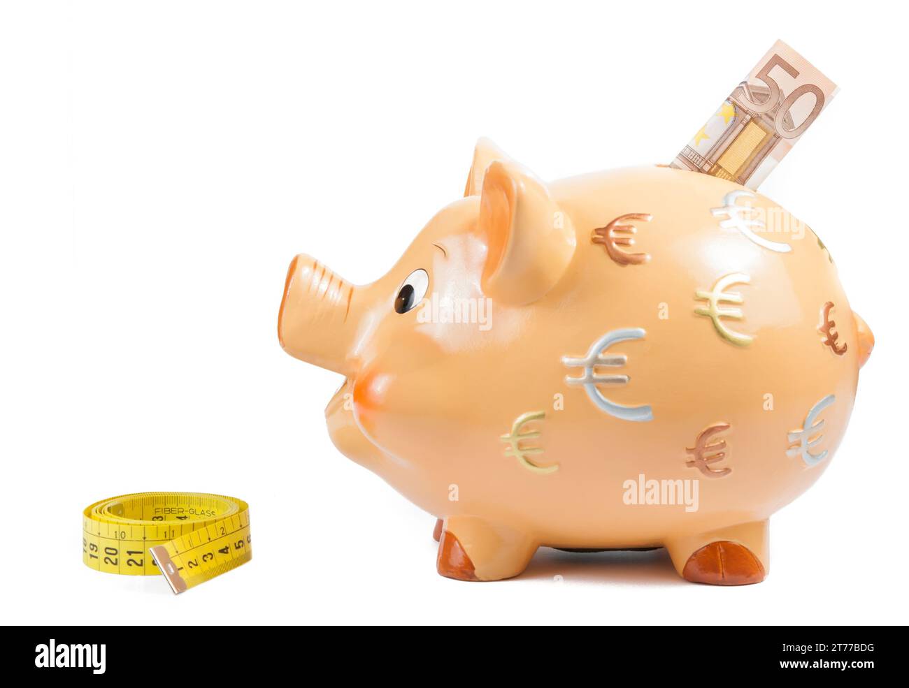 Detail: Sparkasse, Maßband und 50-Euro-Banknote, Konzept für Unternehmen und Spargeld auf weißem Hintergrund Stockfoto