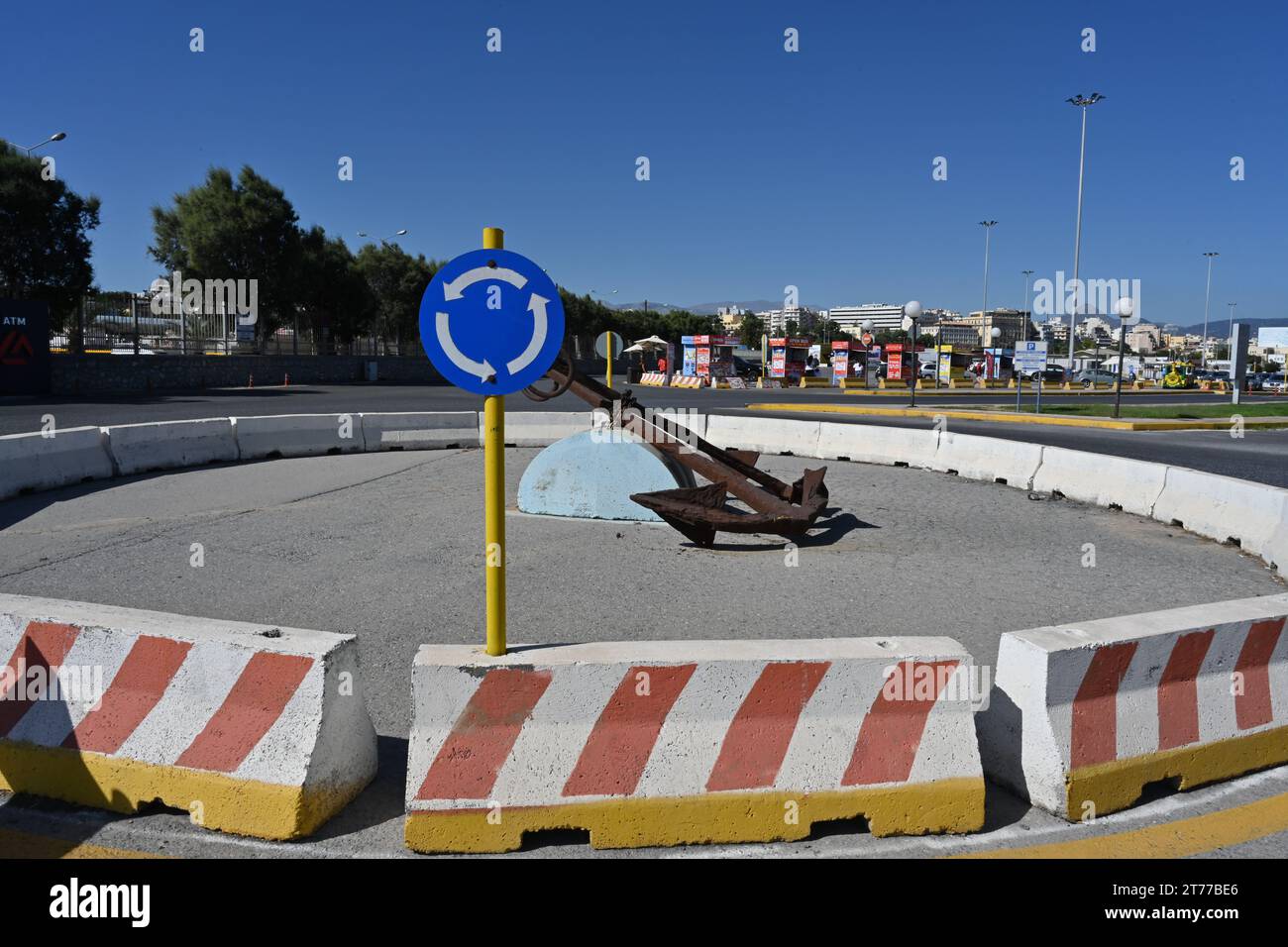 Kreisverkehr mit blauem Verkehrsschild und Betonbarriere in der Stadt Heraklion in Griechenland in der Nähe des Hafens. Stockfoto
