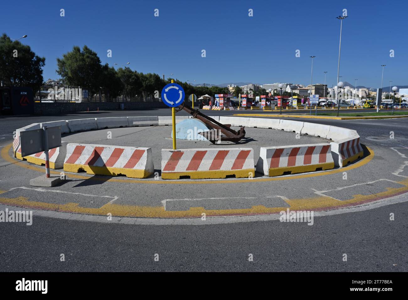 Kreisverkehr mit Betonbarriere und blauem Verkehrsschild in der Stadt Heraklion in Griechenland in der Nähe des Hafens. Stockfoto