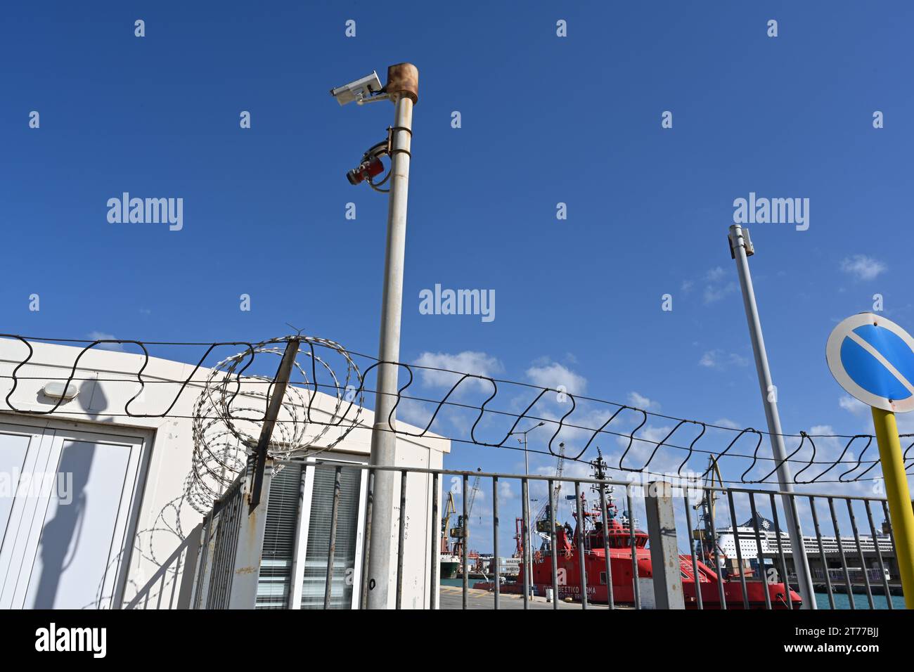 Der Stacheldraht oben auf dem Zaun und CCTV-Kameras am Eingang des Passagierdocks. Stockfoto