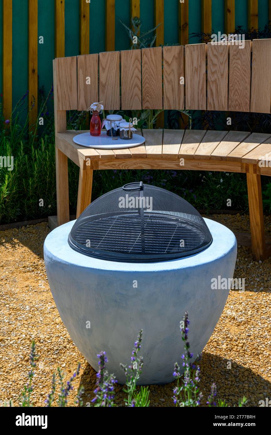 Nahaufnahme zum Empowerment Garden Competition (kleine Terrasse, Kies, grillgrill) - rechts Tatton Park Flower Show 2023, Cheshire, England, Großbritannien. Stockfoto