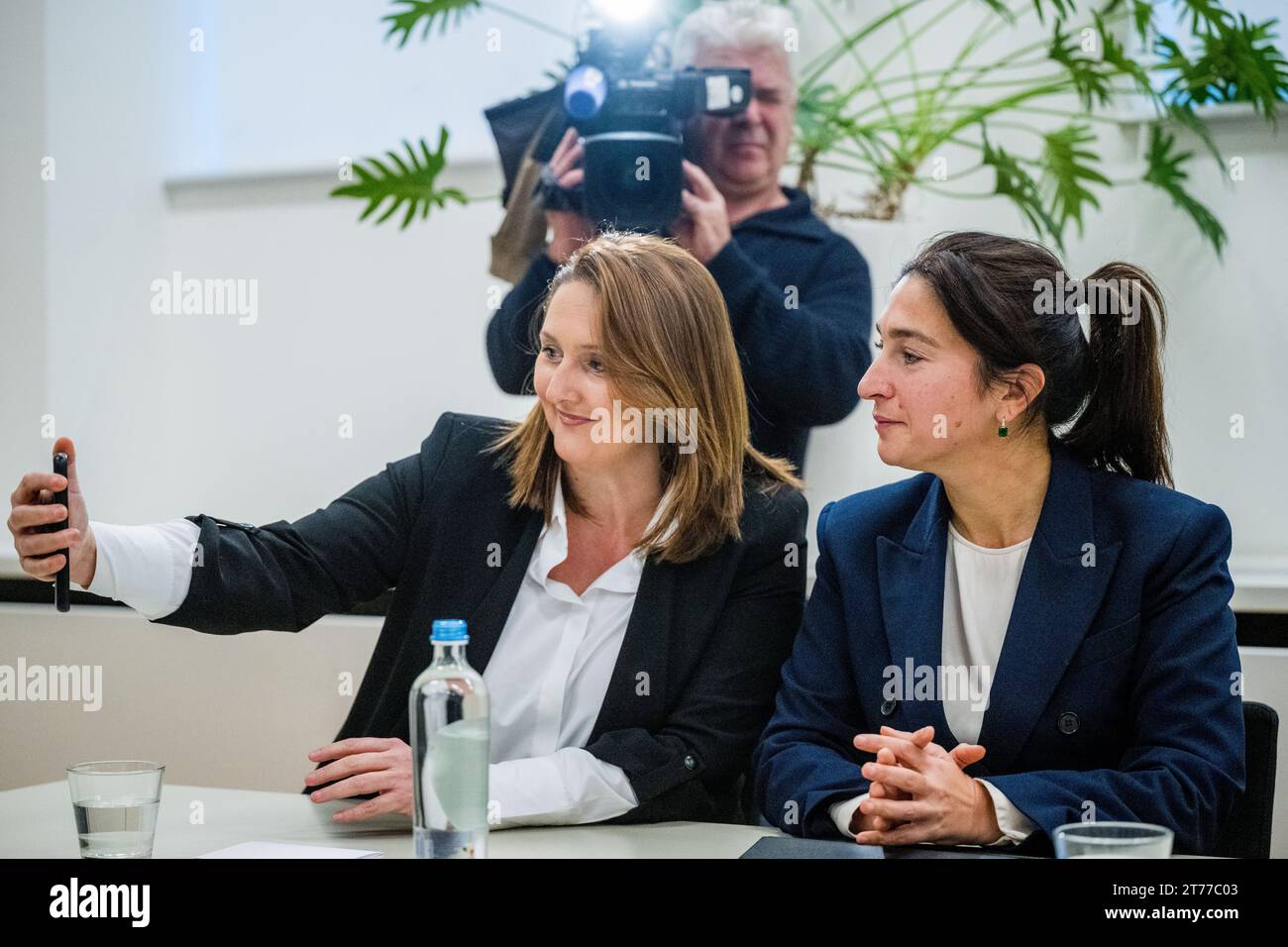 Brüssel, Belgien November 2023. Der flämische Minister für Innenpolitik und das Zusammenleben Gwendolyn Rutten und der flämische Minister für Umwelt, Energie, Tourismus und Justiz Zuhal Demir wurden während einer Pressekonferenz über die Einigung der flämischen Regierung über das Stickstoffdekret am Dienstag, den 14. November 2023 in Brüssel vorgestellt. BELGA FOTO JASPER JACOBS Credit: Belga News Agency/Alamy Live News Stockfoto