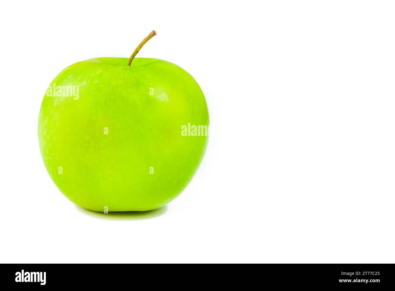 Grüner Apfel auf weißem Hintergrund mit Leerzeichen für Text Stockfoto