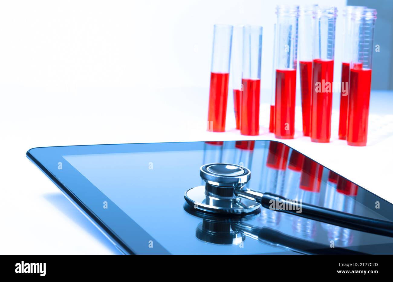 Detail des medizinischen Stethoskops auf dem modernen digitalen Tablet-pc im Labor. Begriff des medizinischen oder Forschungsthemas Stockfoto