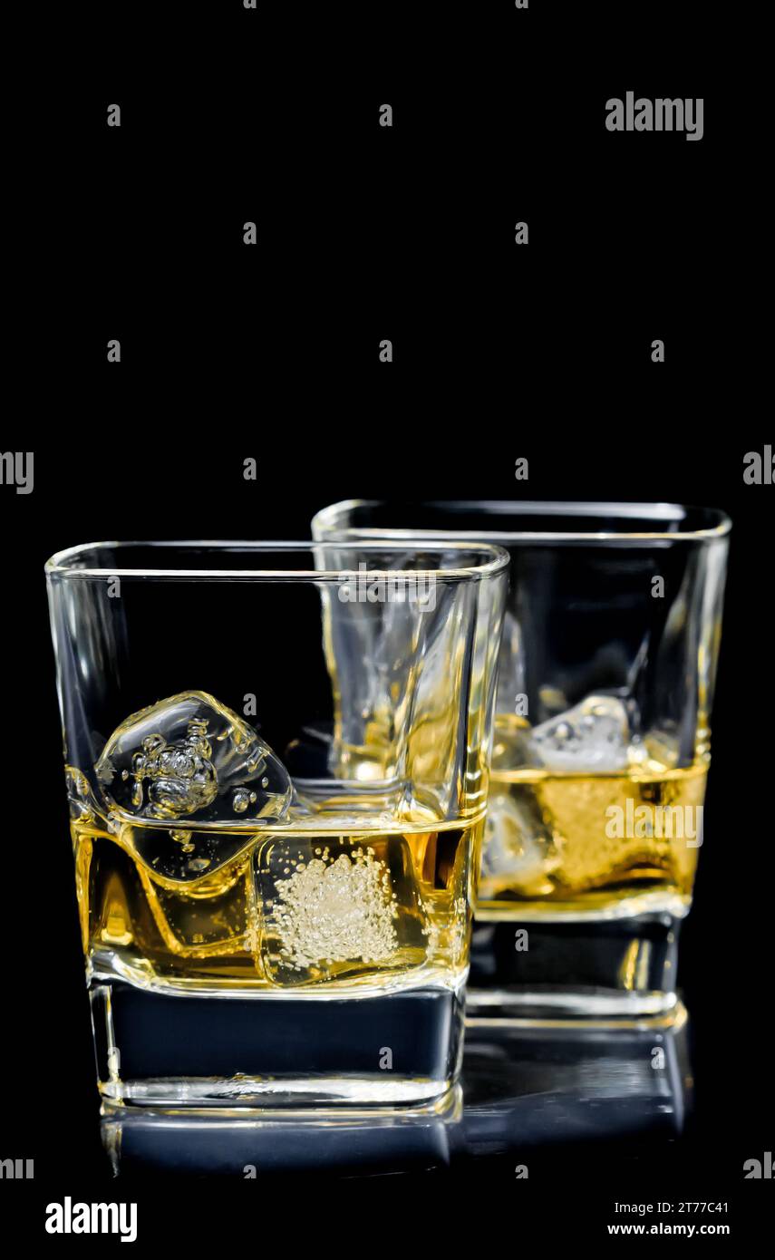 Zwei Gläser alkoholisches Getränk mit Eis auf schwarzem Hintergrund mit Platz für Text Stockfoto