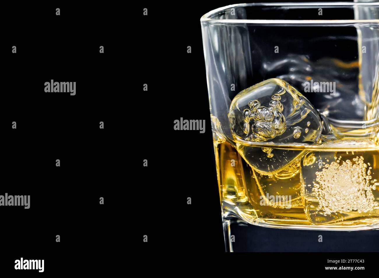 Glas alkoholisches Getränk mit Eis auf schwarzem Hintergrund mit Platz für Text Stockfoto