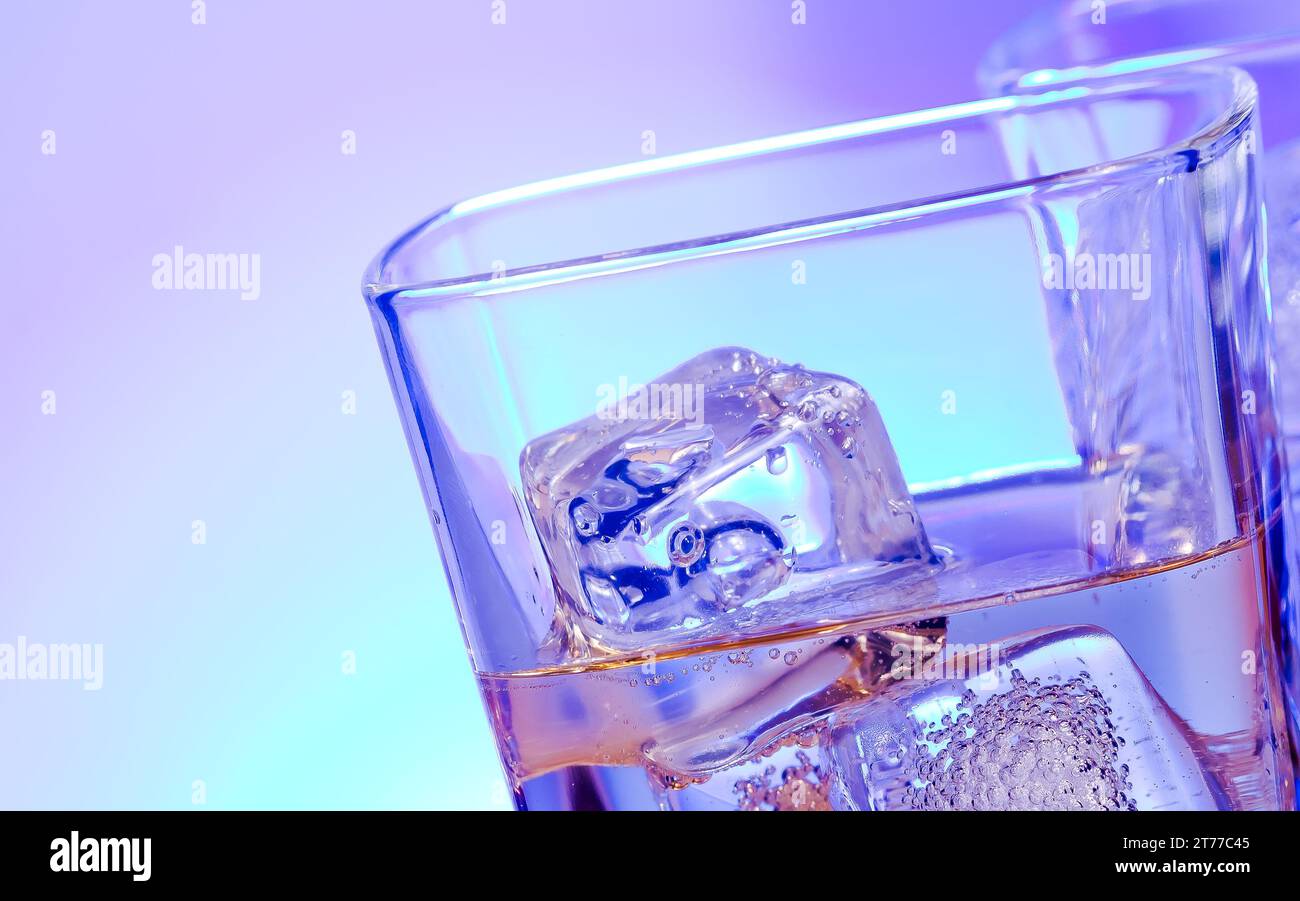 Gläser alkoholischer Getränke Cocktail mit Eis auf Disco Blaulicht mit Platz für Text Stockfoto