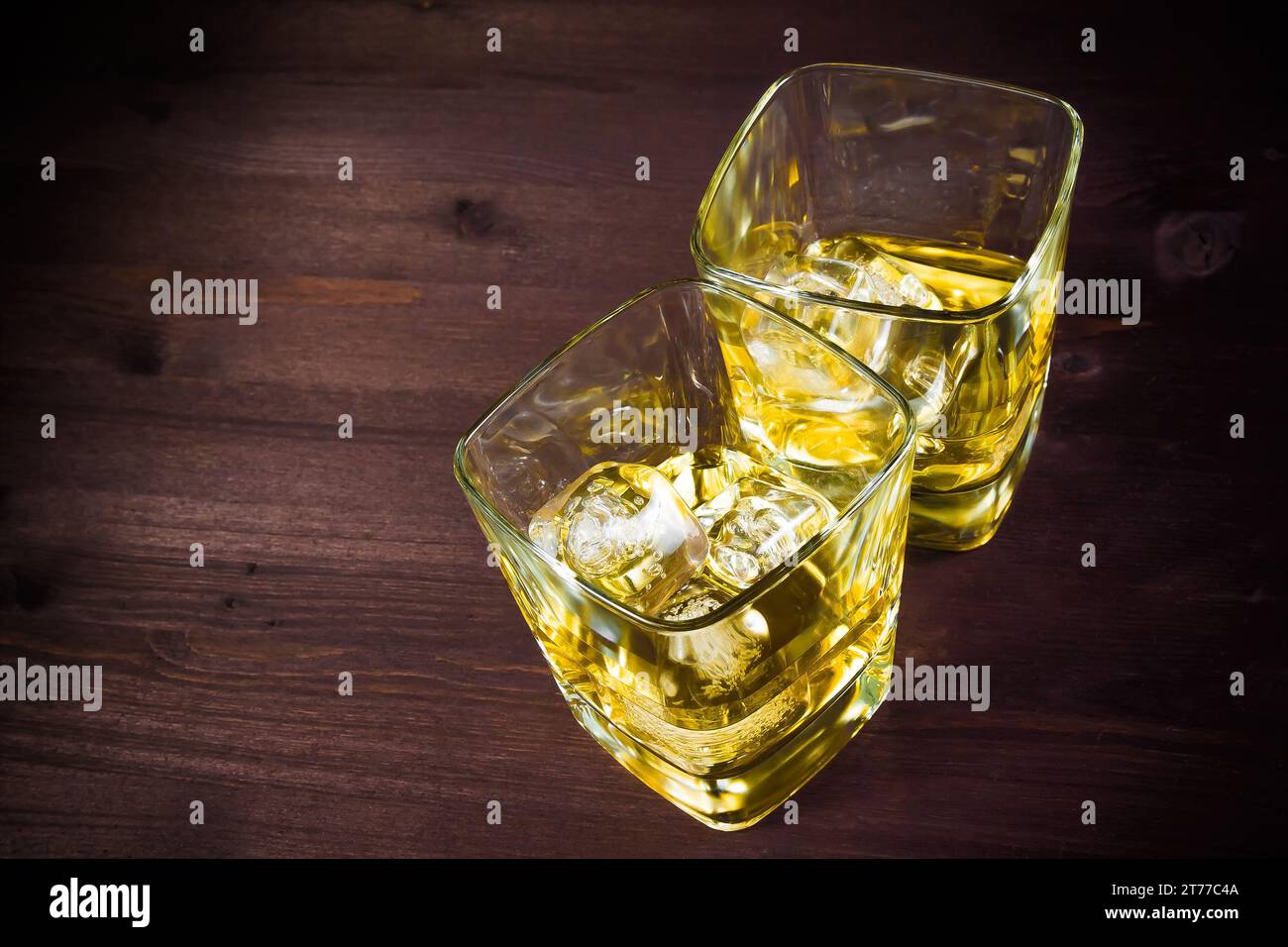 Zwei Gläser Whiskey mit Eis auf einem alten Holztisch mit Platz für Text Stockfoto