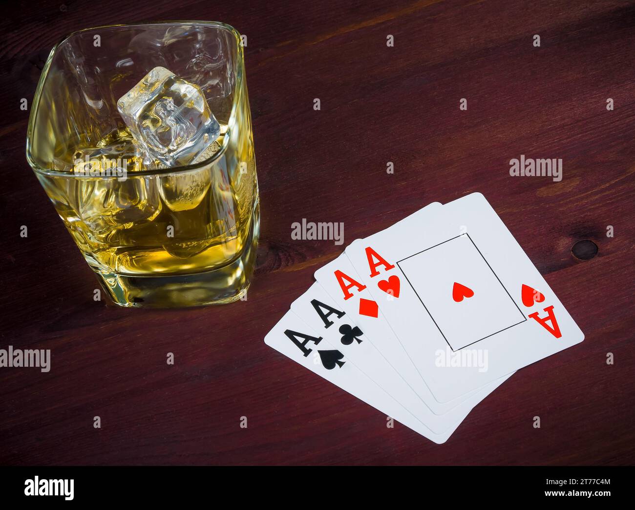 Poker spielt Karten in der Nähe von Glas auf einem alten Holztisch Stockfoto