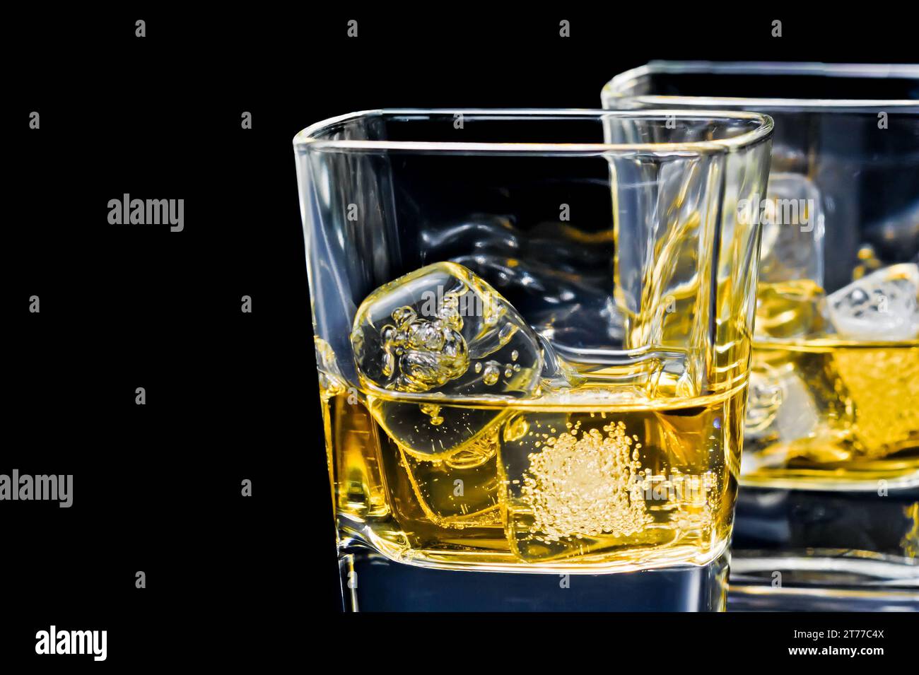 Zwei Gläser alkoholisches Getränk mit Eis auf schwarzem Hintergrund mit Platz für Text Stockfoto