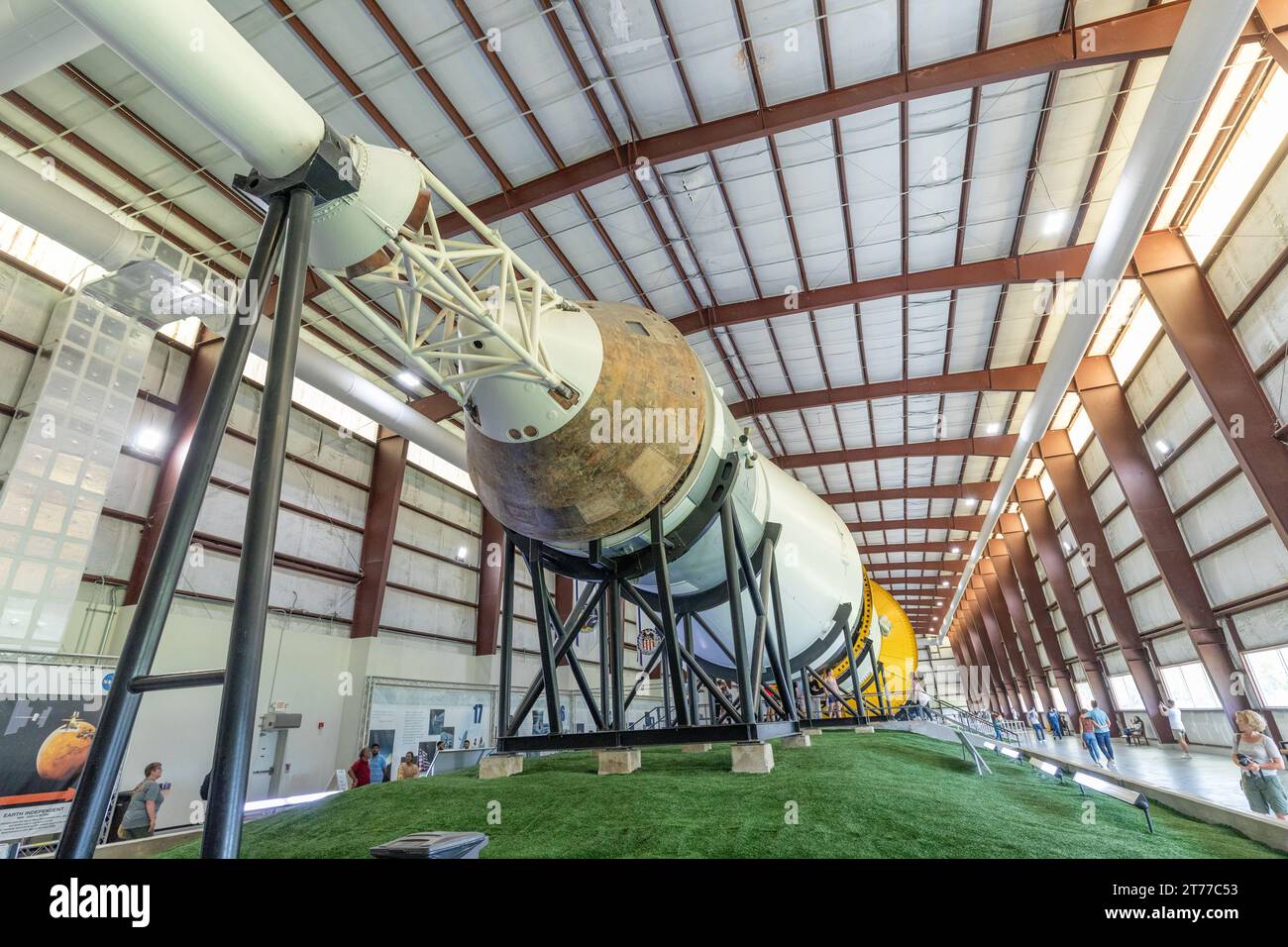 Houston, USA - 22. Oktober 2023: Inside Hangar with SATURN V Rocket im Space Center - Lyndon B. Johnson Space Center (JSC) in Houston, Texas. clos Stockfoto