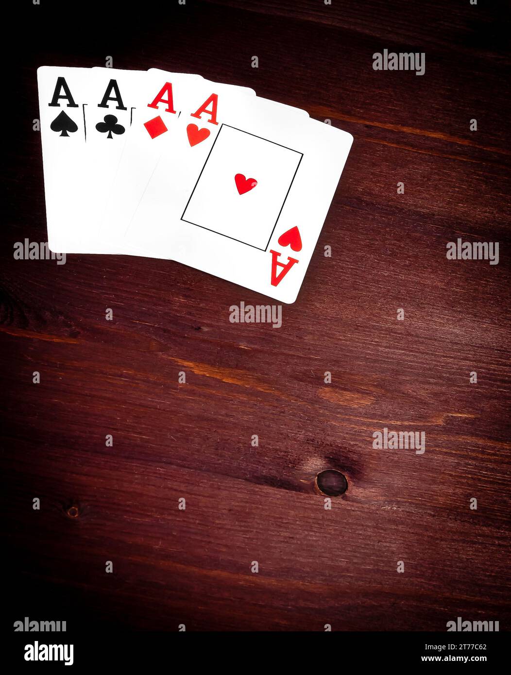 Vier Asse Spielkarten auf einem alten Holztisch mit Platz für Text, Konzept des Pokerspiels texas Stockfoto