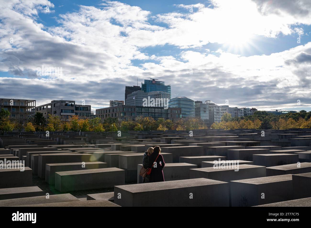 21.10.2023, Berlin, Deutschland, Europa - Stadtbild mit Gedenkstätte für die ermordeten Juden Europas (Holocaust-Gedenkstätte) und Potsdamer Platz. Stockfoto