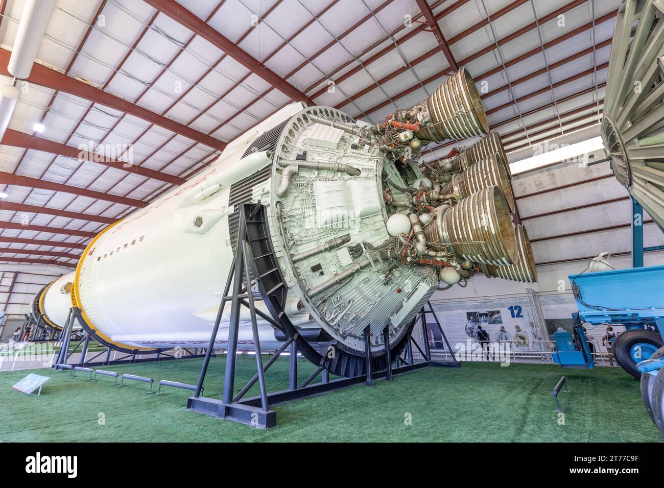 Houston, USA - 22. Oktober 2023: Inside Hangar with SATURN V Rocket im Space Center - Lyndon B. Johnson Space Center (JSC) in Houston, Texas. clos Stockfoto