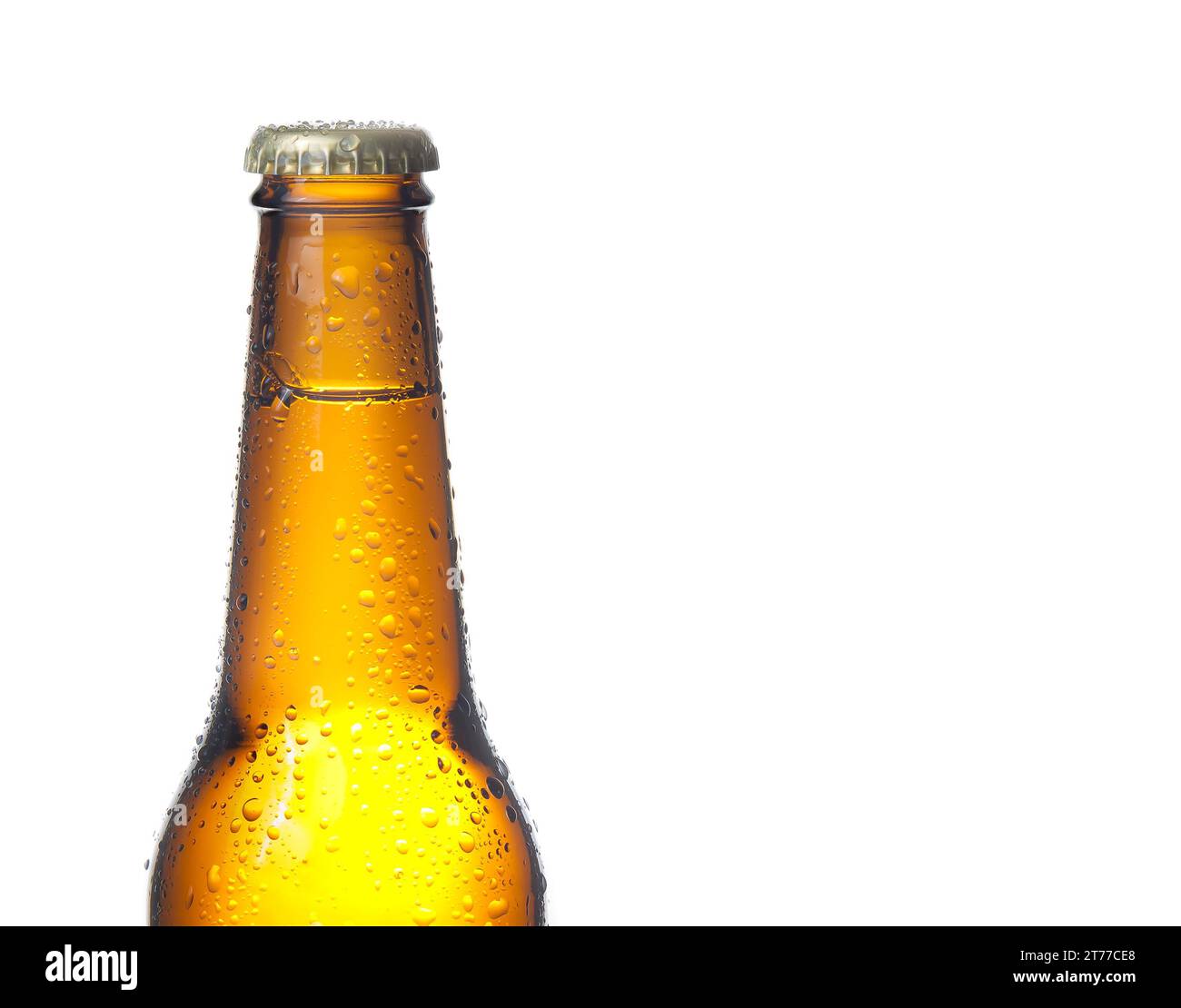 Flasche frisches Bier mit Tropfen, isoliert mit Platz für Text auf weißem Hintergrund Stockfoto
