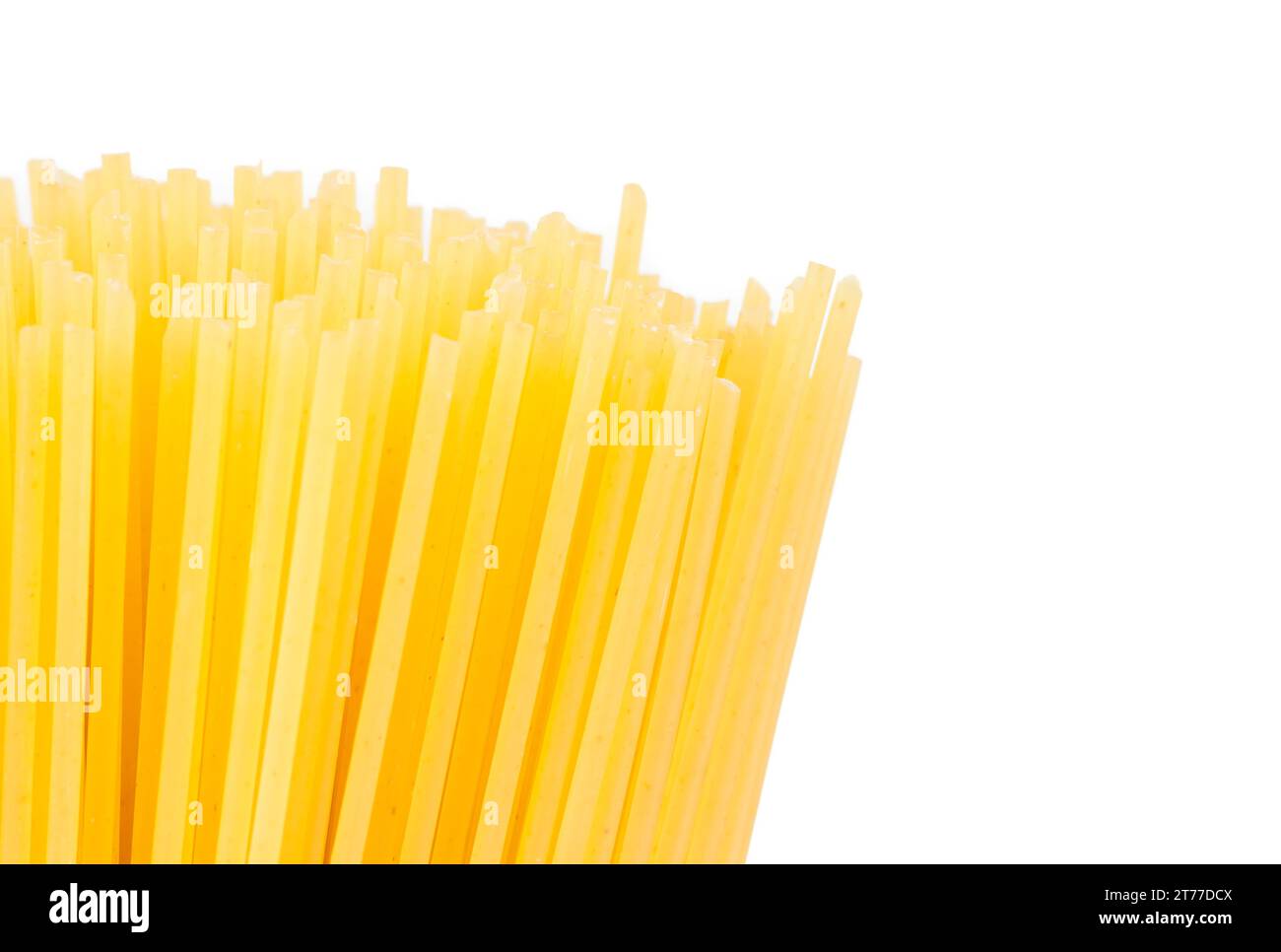 Rohe Spaghetti auf weißem Hintergrund mit Platz für Text Stockfoto