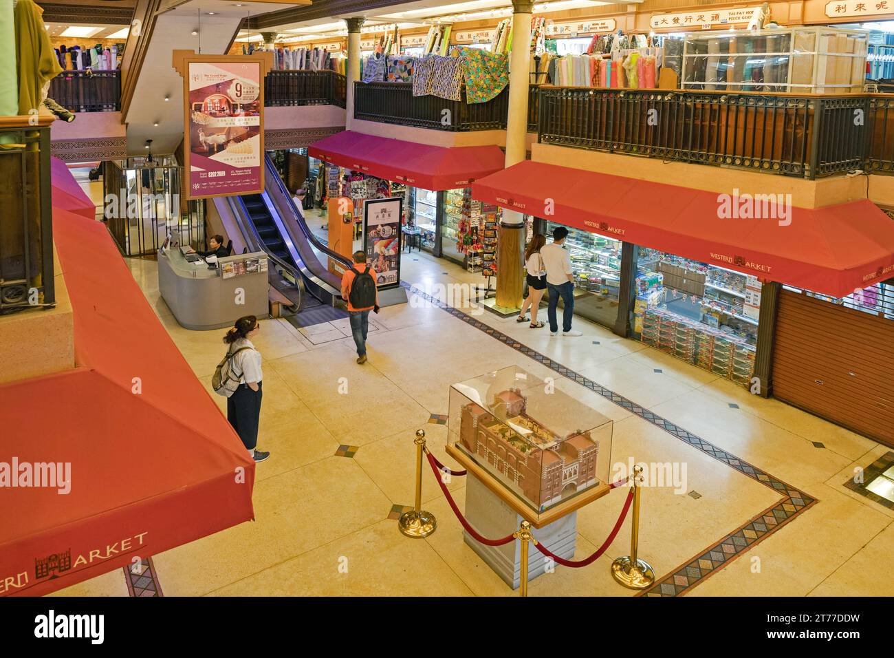 Hongkong, China - 1. Mai 2017: Tuchtextilien in der historischen Western Market Hall Sheung Wan. Stockfoto