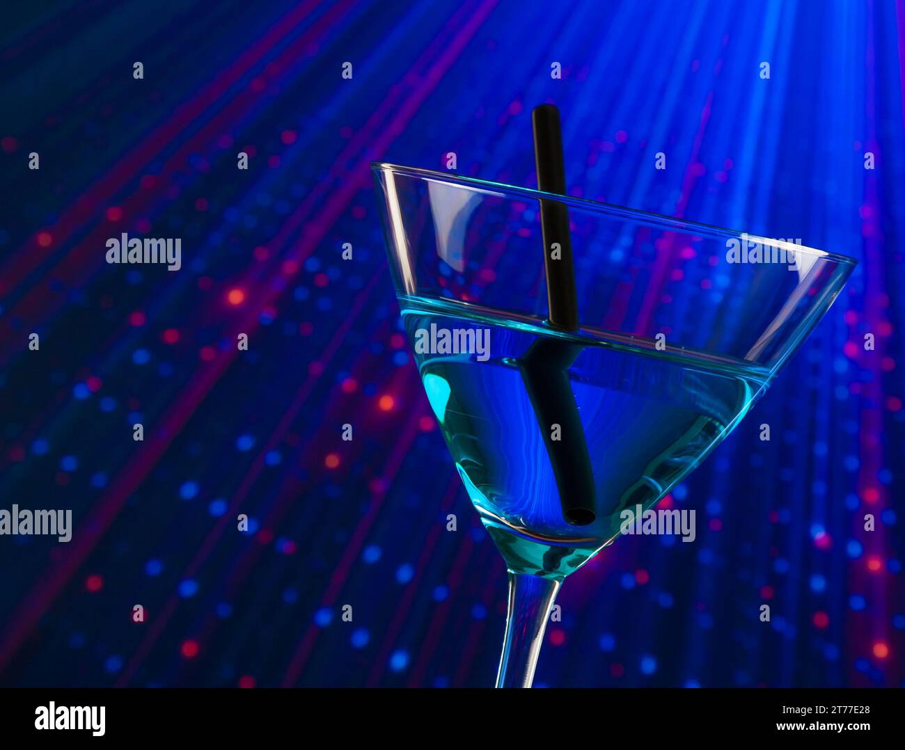 Detail mit blauem Cocktail in einer Disco mit Platz für Text, Disco-Atmosphäre Stockfoto