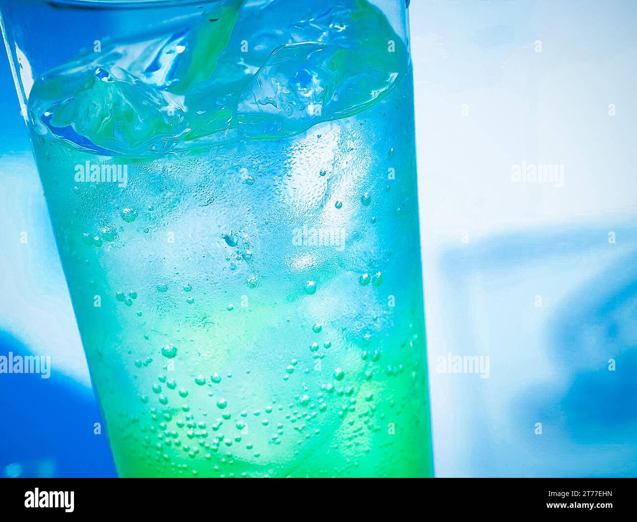 Cocktail im Glas mit Eis auf unscharfem Hintergrund und Platz für Text Stockfoto