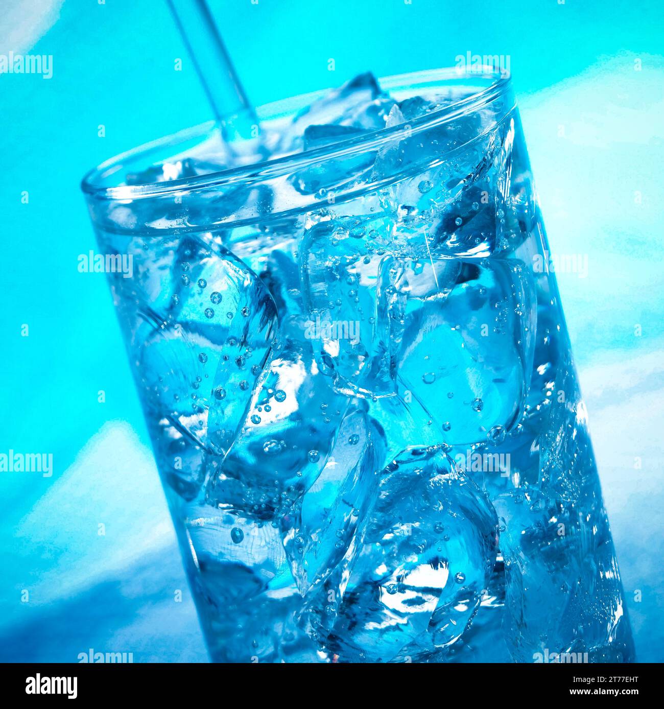 Blauer Cocktail im Glas mit Eis auf unscharfem Hintergrund Stockfoto