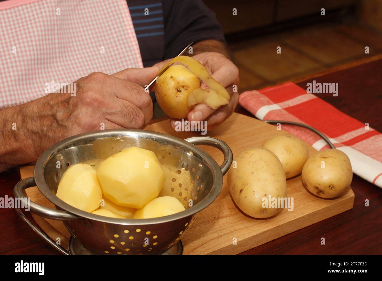 Kartoffel schaelen Fotos und Bildmaterial in hoher Auflösung Alamy