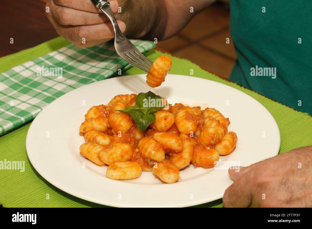 Gnocchis essen. Stockfoto