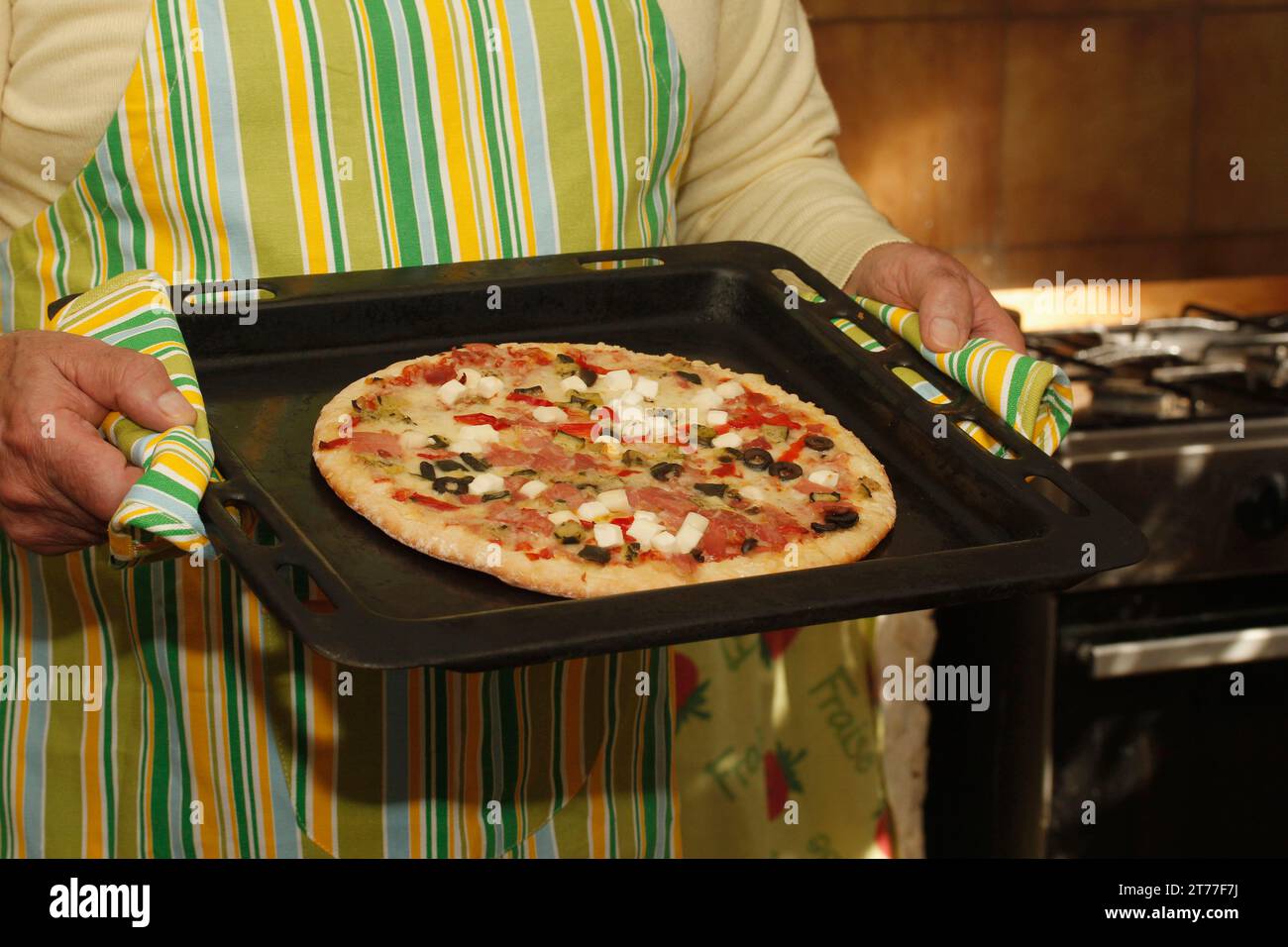 Pizza kochen. Stockfoto