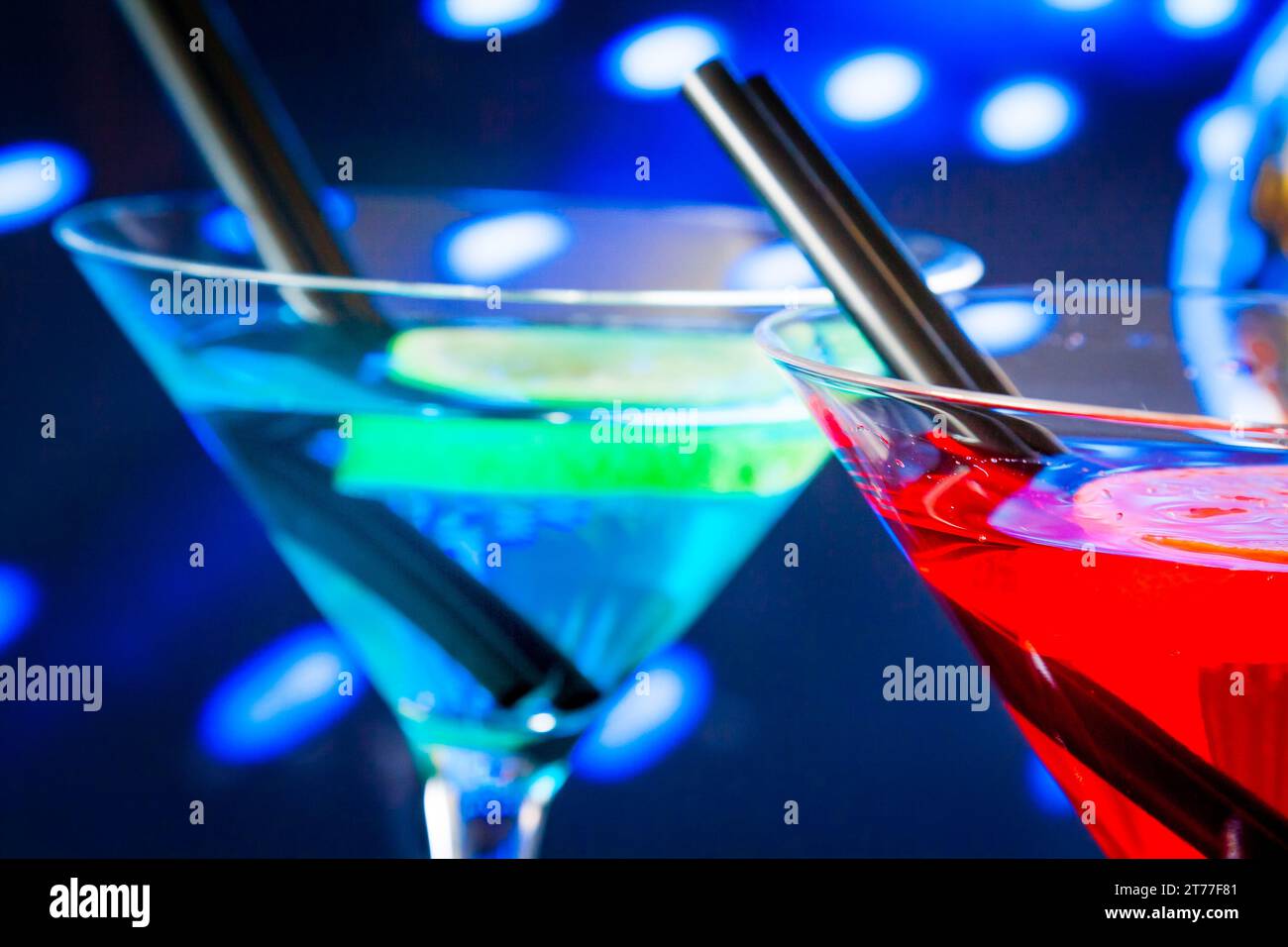 Blauer und roter Cocktail mit Platz für Text, Disco-Atmosphäre Stockfoto