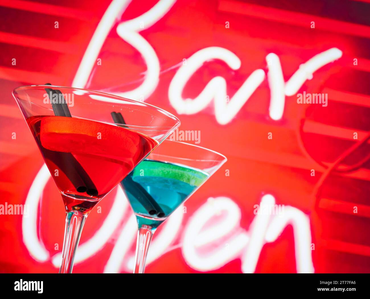 Blauer und roter Cocktail mit neonfarbenem Barworthintergrund mit Platz für Text, Tanzdisco-Konzept Stockfoto
