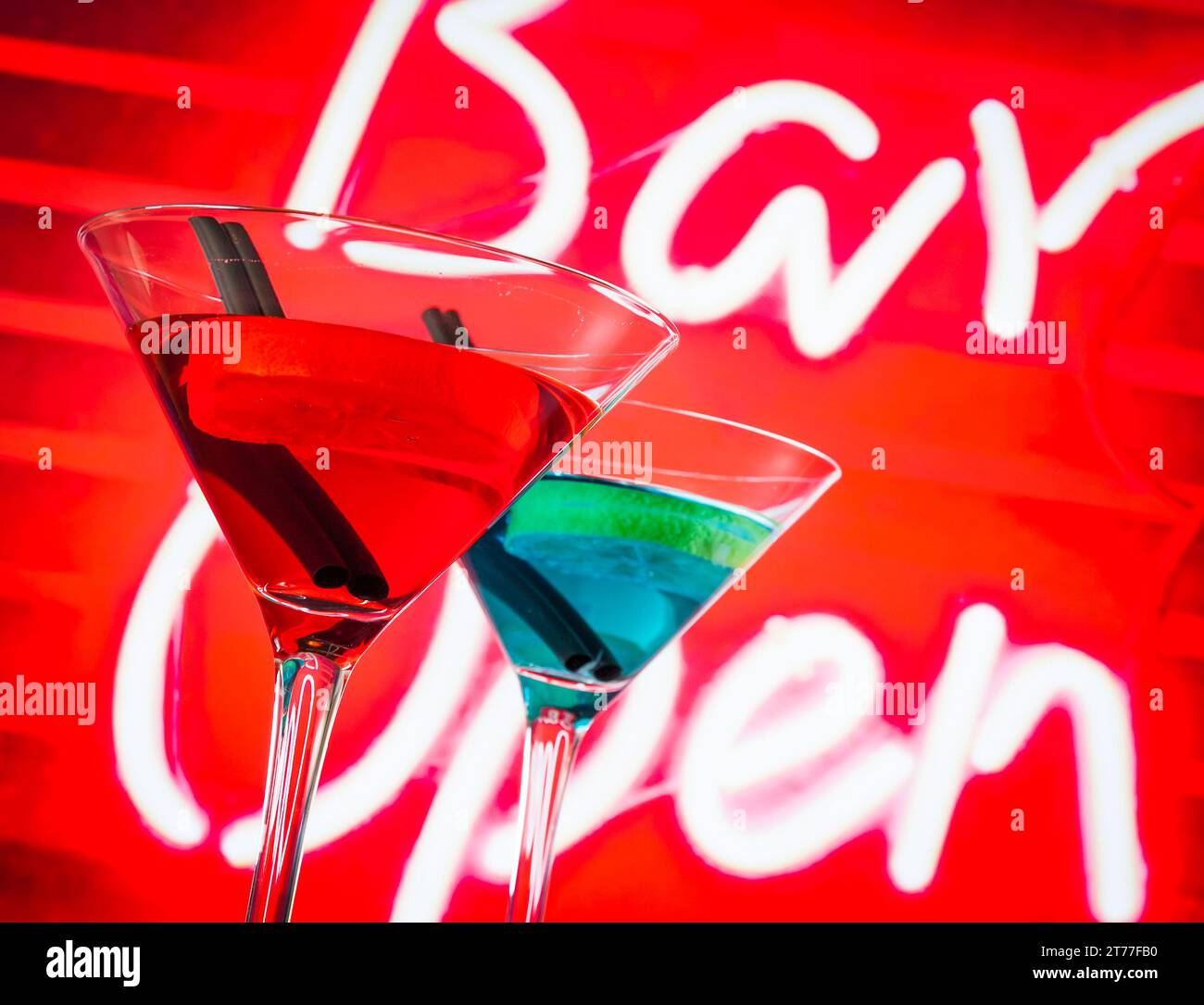 Blauer und roter Cocktail mit neonfarbenem Barworthintergrund mit Platz für Text, Tanzdisco-Konzept Stockfoto