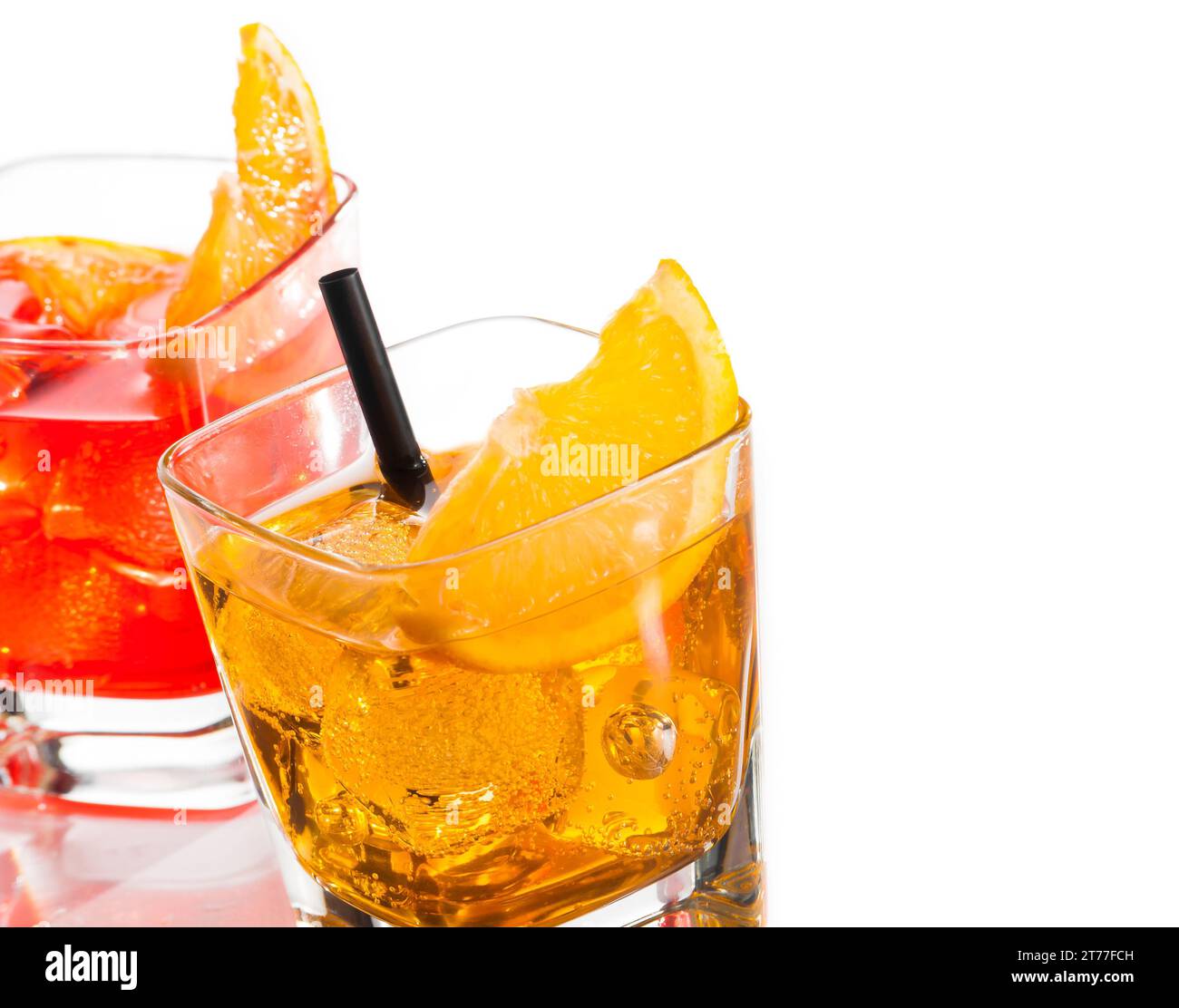 Detail von zwei Cocktails mit orangefarbener Scheibe oben isoliert auf weißem Hintergrund mit Platz für Text Stockfoto