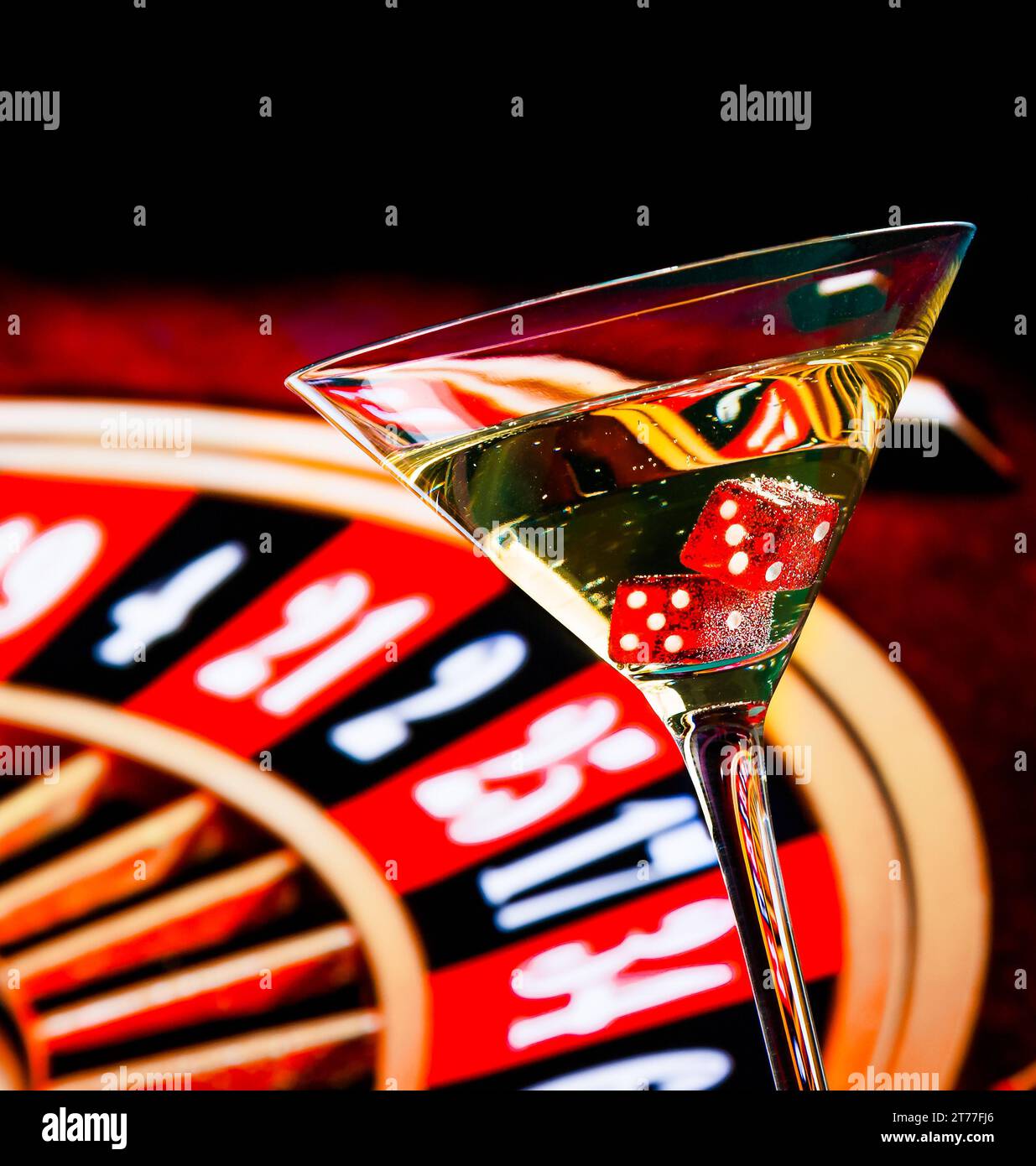 Rote Würfel im Cocktailglas vor dem Roulette-Rad, Casino-Serie Stockfoto