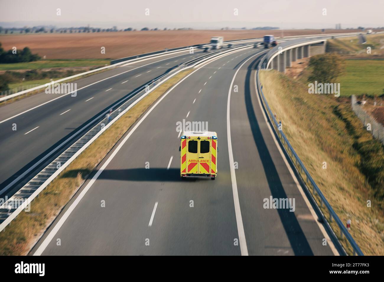 Schnell fahrender Krankenwagen des Rettungsdienstes auf der Autobahn. Themen Gesundheit, Rettung und Dringlichkeit. Stockfoto