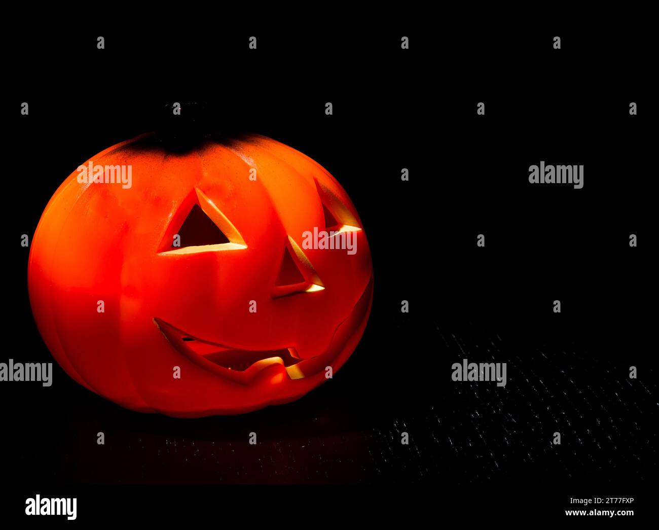 Halloween-Abend-Hintergrund mit gruseliger Dunkelheit und Kürbis, halloween-Party-Konzept Stockfoto