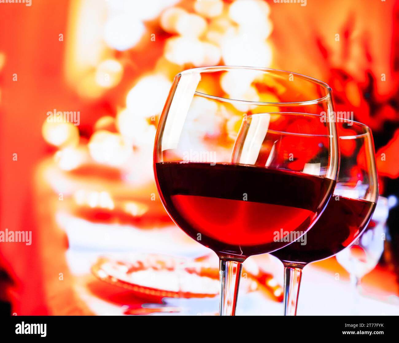 Zwei Rotweingläser vor dem Hintergrund des Restauranttisches, festliches und lustiges Konzept Stockfoto