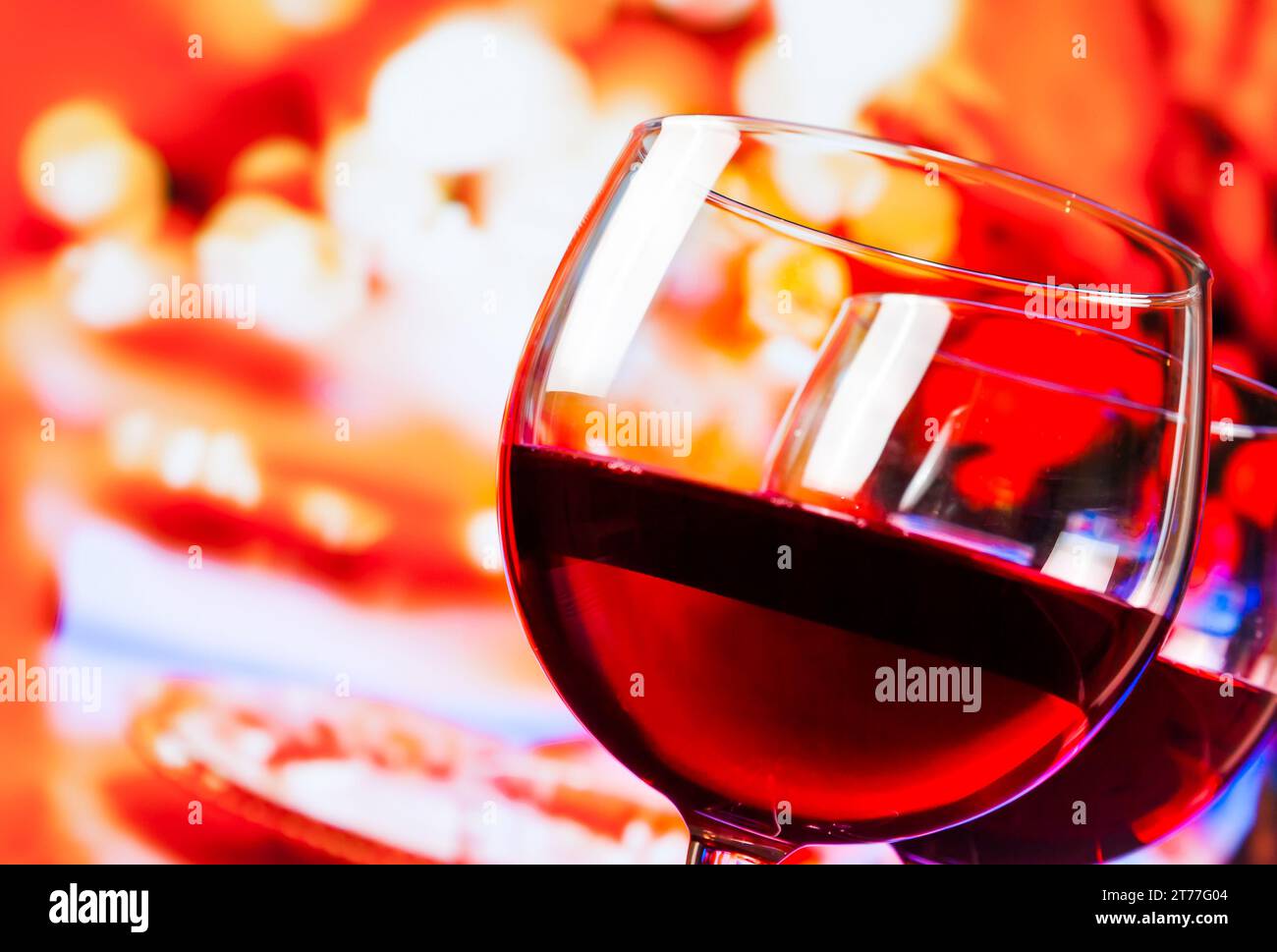 Details von Rotweingläsern vor unfokussiertem Hintergrund des Restauranttisches, festliches und unterhaltsames Konzept Stockfoto