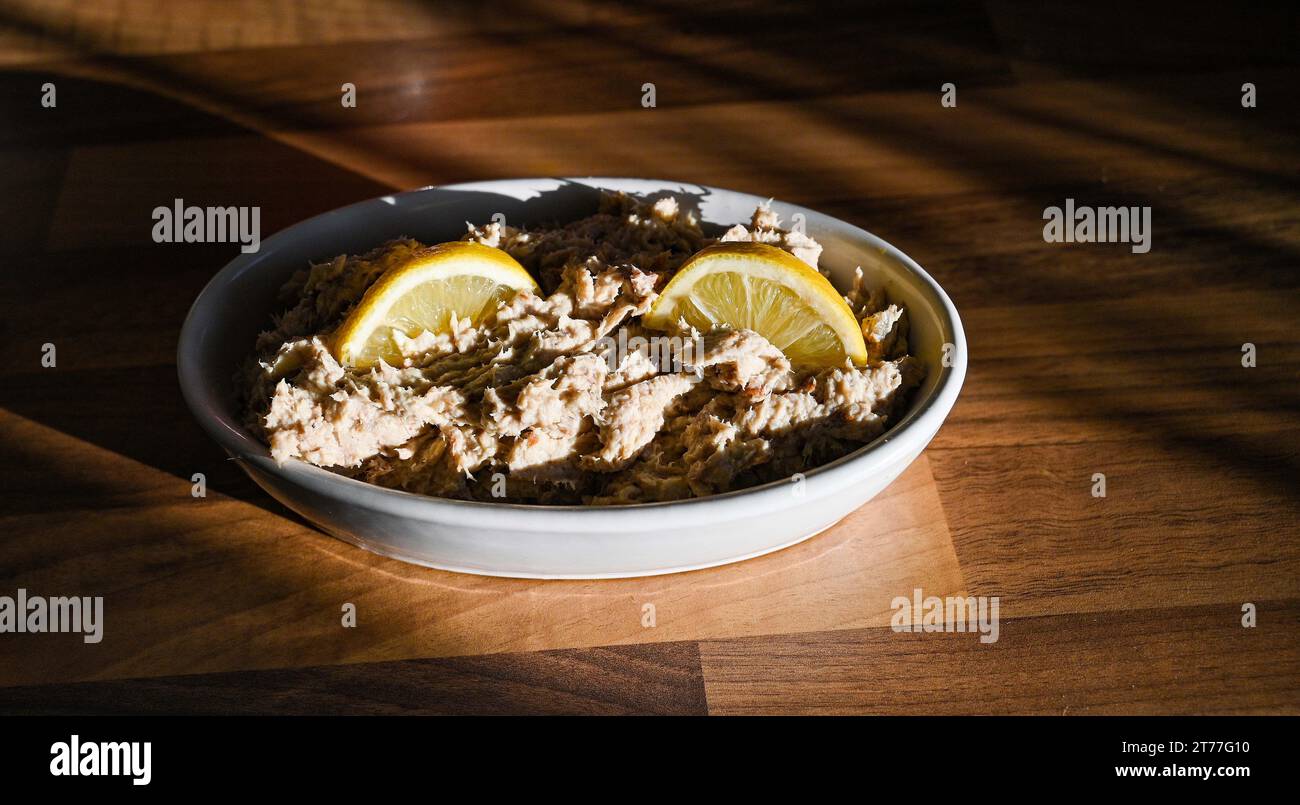 Hausmannskochen – geräucherte Makrelen-Pastete mit Zitronenscheiben Stockfoto