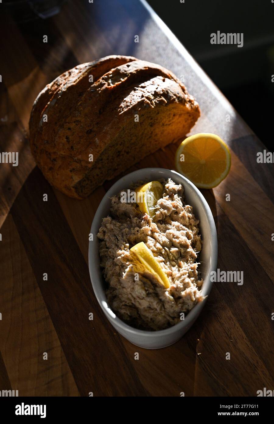 Home Cooking – geräucherte Makrelen-Pastete mit Zitronenscheiben und Kornbrot Stockfoto