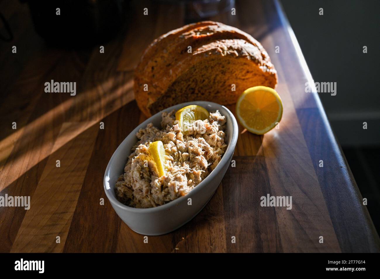 Home Cooking – geräucherte Makrelen-Pastete mit Zitronenscheiben und Kornbrot Stockfoto