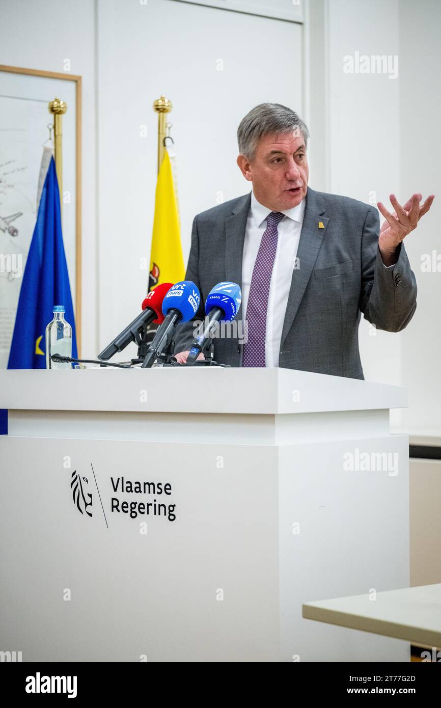 Brüssel, Belgien November 2023. Der flämische Ministerpräsident Jan Jambon wurde während einer Pressekonferenz über die Einigung der flämischen Regierung über das Stickstoffdekret am Dienstag, den 14. November 2023, in Brüssel vorgestellt. BELGA FOTO JASPER JACOBS Credit: Belga News Agency/Alamy Live News Stockfoto