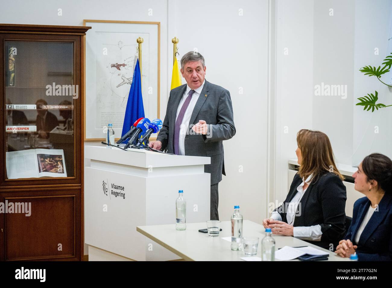 Brüssel, Belgien November 2023. Der flämische Ministerpräsident Jan Jambon wurde während einer Pressekonferenz über die Einigung der flämischen Regierung über das Stickstoffdekret am Dienstag, den 14. November 2023, in Brüssel vorgestellt. BELGA FOTO JASPER JACOBS Credit: Belga News Agency/Alamy Live News Stockfoto