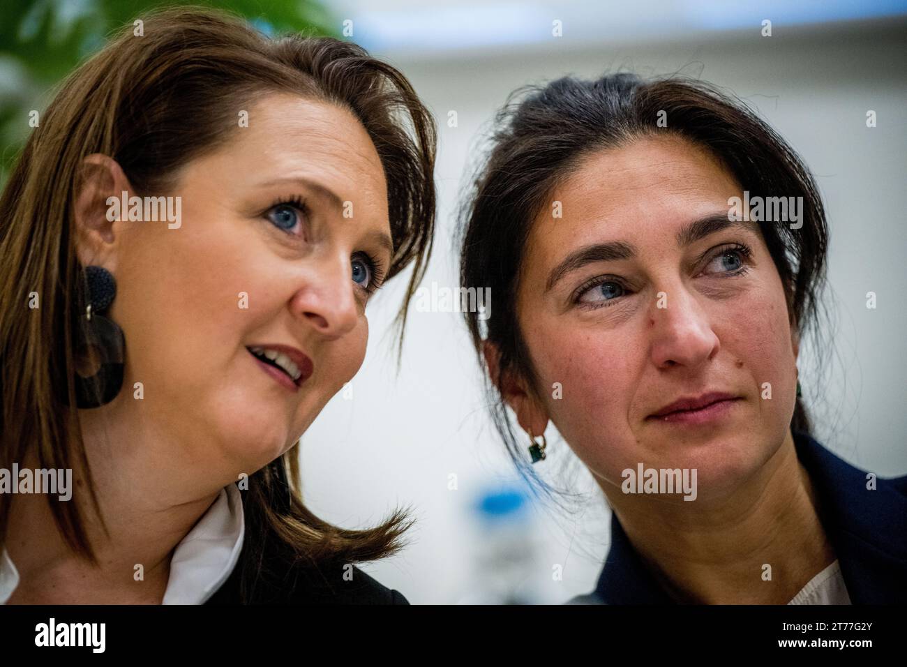 Brüssel, Belgien November 2023. Der flämische Minister für Innenpolitik und das Zusammenleben Gwendolyn Rutten und der flämische Minister für Umwelt, Energie, Tourismus und Justiz Zuhal Demir wurden während einer Pressekonferenz über die Einigung der flämischen Regierung über das Stickstoffdekret am Dienstag, den 14. November 2023 in Brüssel vorgestellt. BELGA FOTO JASPER JACOBS Credit: Belga News Agency/Alamy Live News Stockfoto