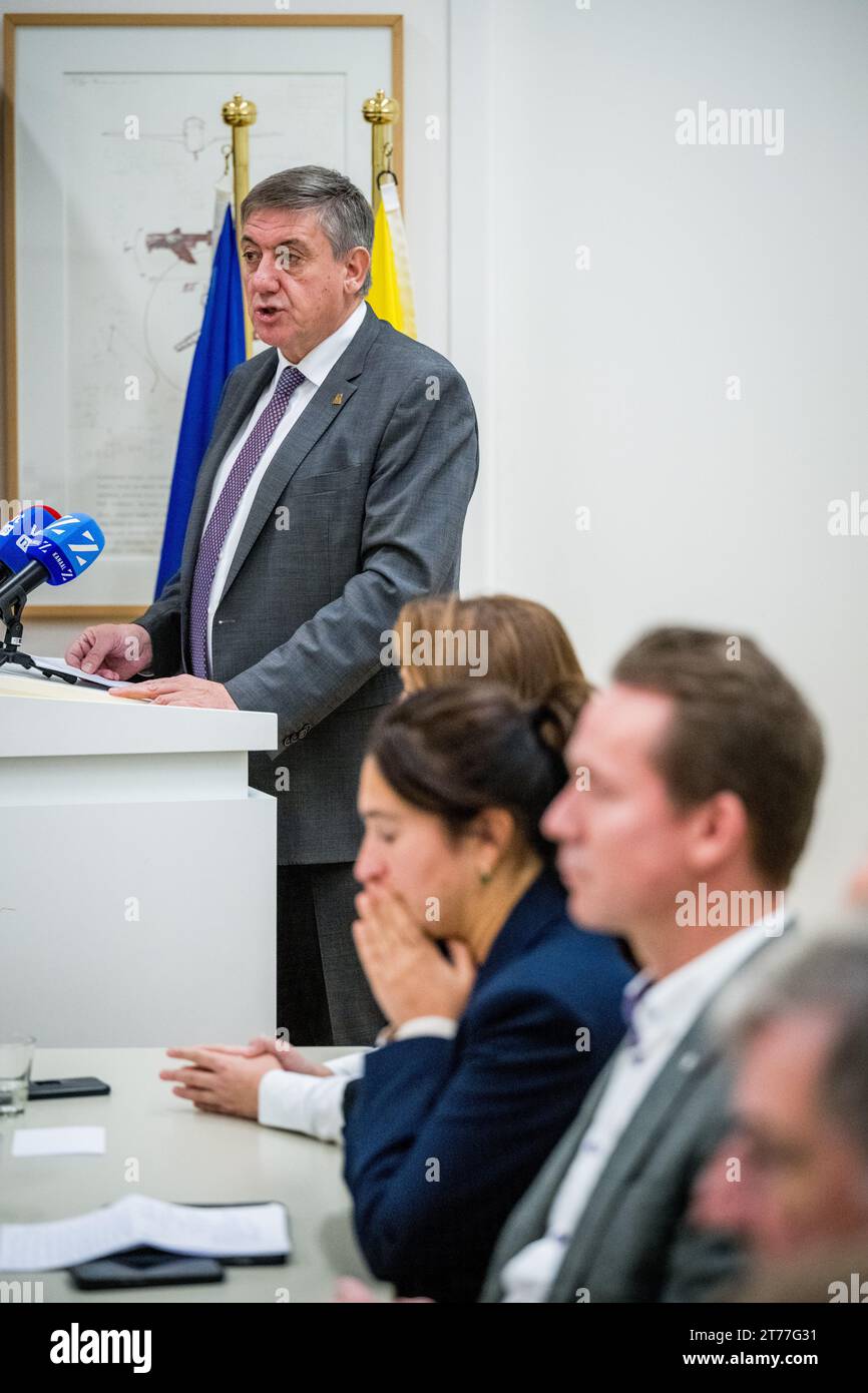Brüssel, Belgien November 2023. Der flämische Ministerpräsident Jan Jambon wurde während einer Pressekonferenz über die Einigung der flämischen Regierung über das Stickstoffdekret am Dienstag, den 14. November 2023, in Brüssel vorgestellt. BELGA FOTO JASPER JACOBS Credit: Belga News Agency/Alamy Live News Stockfoto