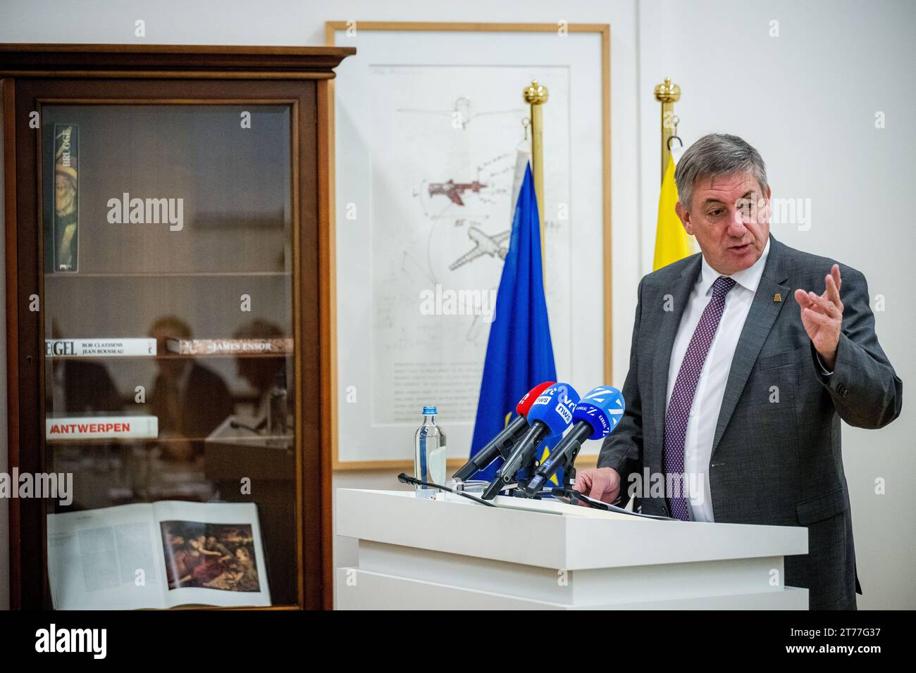 Brüssel, Belgien November 2023. Der flämische Ministerpräsident Jan Jambon wurde während einer Pressekonferenz über die Einigung der flämischen Regierung über das Stickstoffdekret am Dienstag, den 14. November 2023, in Brüssel vorgestellt. BELGA FOTO JASPER JACOBS Credit: Belga News Agency/Alamy Live News Stockfoto